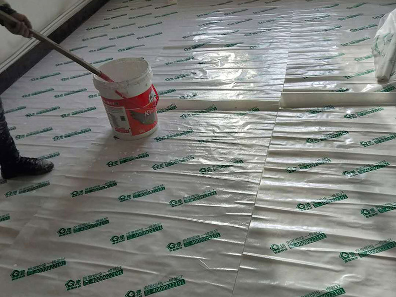 墻面刷漆地面保護：在進行家居裝修時，地面鋪設的工程基本是都是最先完成的，所以，地面保護一定要做好。施工時灰塵是避免不了的，所以一定鋪設防塵布，不僅可以防止灰塵還可以適當?shù)牡钟臐B入。此外為了防止有重物砸到地面，還需要鋪設一層紙板，可以用專門保護地板的灰紙板，如果不想那么麻煩的話，可以用紙箱像買瓷磚或者買家電的紙箱都可以，實在沒有淘寶上也有賣的。