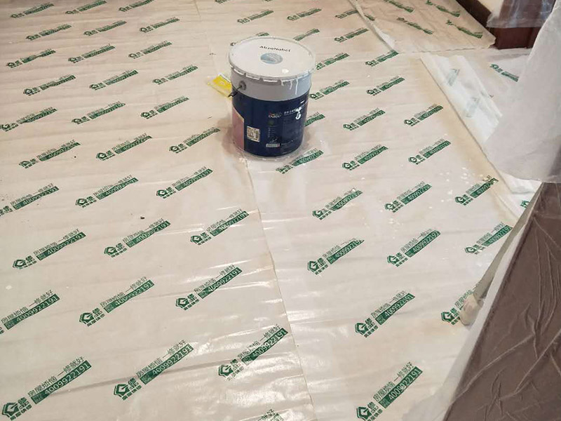 墻面刷漆地面保護：在進行家居裝修時，地面鋪設的工程基本是都是最先完成的，所以，地面保護一定要做好。施工時灰塵是避免不了的，所以一定鋪設防塵布，不僅可以防止灰塵還可以適當?shù)牡钟臐B入。此外為了防止有重物砸到地面，還需要鋪設一層紙板，可以用專門保護地板的灰紙板，如果不想那么麻煩的話，可以用紙箱像買瓷磚或者買家電的紙箱都可以，實在沒有淘寶上也有賣的。