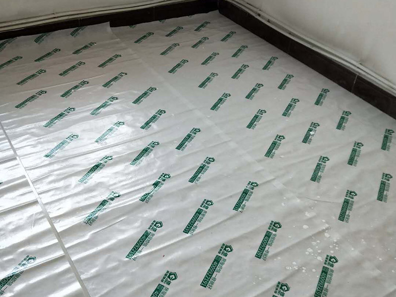 墻面刷漆地面保護：在進行家居裝修時，地面鋪設的工程基本是都是最先完成的，所以，地面保護一定要做好。施工時灰塵是避免不了的，所以一定鋪設防塵布，不僅可以防止灰塵還可以適當?shù)牡钟臐B入。此外為了防止有重物砸到地面，還需要鋪設一層紙板，可以用專門保護地板的灰紙板，如果不想那么麻煩的話，可以用紙箱像買瓷磚或者買家電的紙箱都可以，實在沒有淘寶上也有賣的。