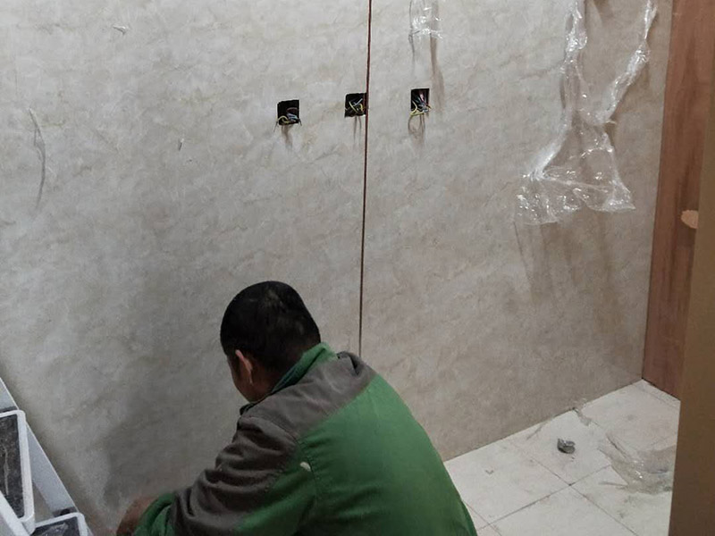 插座安裝維修：1.用于控制插座電源的開/關(guān)，則接線方法如下：首先將線路的L端子連接到開關(guān)，(即火線的輸入線路)線路)，然后連接開關(guān)的L1端子(即火線)出線端口連接到雙孔插座的L端子(即火線端子)，然后連接中性線插座的N端子(零線端子)。 2.如果插座不受開關(guān)控制，則開關(guān)僅控制燈泡。然后接線方法如下：將火線連接到開關(guān)的L端子，并將開關(guān)的L1端子連接到燈的端子。線路連接到燈頭的另一個(gè)端子，開關(guān)與燈形成一個(gè)環(huán)路。然后將火線連接到雙孔插座的L端子，將中性線連接到插座的N端子，然后將另一個(gè)電路插入雙孔插座。 3.開關(guān)插座不能安裝在易燃物體上。在可燃物燒傷的情況下，開關(guān)插座的外殼會(huì)燒壞，導(dǎo)致芯暴露，水蒸氣進(jìn)入，導(dǎo)致短路，甚至引起火災(zāi)。墻壁開關(guān)插座應(yīng)安裝滅弧裝置，以避免因可燃?xì)怏w泄漏引起火災(zāi)或爆炸的危險(xiǎn)。必須遵循的原則是&ldquo;火線進(jìn)入開關(guān)，零線進(jìn)入燈頭&rdquo;，插座必須安裝漏電保護(hù)裝置。