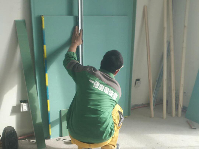 吊頂安裝維修：還沒有安裝吊頂之前，先測量一下吊頂?shù)母叨?，可以用卷尺，然后測量房子的高水平線，來確認(rèn)標(biāo)高，完成測量后，記得用這種方法在墻壁的位置確定一下頂棚區(qū)域的標(biāo)高水平線。龍骨吊桿的安裝通過膨脹螺栓來將無螺栓絲吊桿的其中一頭固定于主龍骨和吊掛間距中的樓板下方即可。等到主龍骨和各部分螺母配置完后后，就可以進(jìn)行扣板安裝工序了，如果是想要做到有緊湊無縫的效果的話，一定要小心、不帶方向折邊地在扣板折邊處的小孔位置務(wù)必插到三角形的骨縫里面，插好后，輕微壓一壓就可以啦。