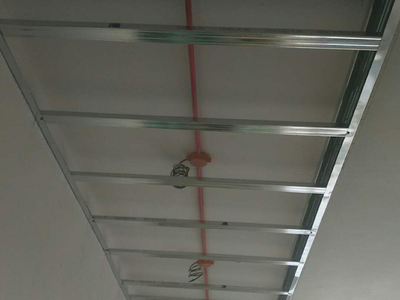 吊頂安裝維修：還沒有安裝吊頂之前，先測量一下吊頂?shù)母叨龋梢杂镁沓?，然后測量房子的高水平線，來確認(rèn)標(biāo)高，完成測量后，記得用這種方法在墻壁的位置確定一下頂棚區(qū)域的標(biāo)高水平線。龍骨吊桿的安裝通過膨脹螺栓來將無螺栓絲吊桿的其中一頭固定于主龍骨和吊掛間距中的樓板下方即可。等到主龍骨和各部分螺母配置完后后，就可以進(jìn)行扣板安裝工序了，如果是想要做到有緊湊無縫的效果的話，一定要小心、不帶方向折邊地在扣板折邊處的小孔位置務(wù)必插到三角形的骨縫里面，插好后，輕微壓一壓就可以啦。