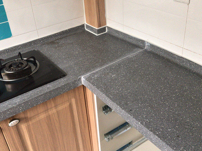 櫥柜安裝：一般師傅進(jìn)場會先對廚房進(jìn)行初步的，打掃清理堆放的垃圾等物品方便施工。認(rèn)證負(fù)責(zé)的師傅還會用抹布等擦拭地柜吊柜遮擋部分的瓷磚（也可以安裝擺放時(shí)候同步進(jìn)行）。然后拆包裝分出中臺板門板等分類擺放，會把拆開的包裝紙板鋪放在要地面，在上面組裝柜體不會劃傷瓷磚及柜體。吊柜地柜組裝完畢就可以按照圖紙擺放地柜，如果是L型或者U型，要先確定兩邊的柜子位置，最后用轉(zhuǎn)角柜來調(diào)整距離，因?yàn)樵O(shè)計(jì)師在設(shè)計(jì)時(shí)會對轉(zhuǎn)角柜和墻面尺寸做預(yù)留，轉(zhuǎn)角柜上面的調(diào)整板就是用來調(diào)整誤差尺寸的。擺放好就可以調(diào)整水平了，現(xiàn)在使用水平儀來調(diào)整居多，個(gè)人覺得水平尺更好的調(diào)整，水平儀更方便快捷。調(diào)整好就可以調(diào)整柜子位置開關(guān)插座開孔，連接柜體后就可以安裝吊柜了，安裝吊柜如果有高柜和臺上柜盡量高度一樣，個(gè)別情況出外。