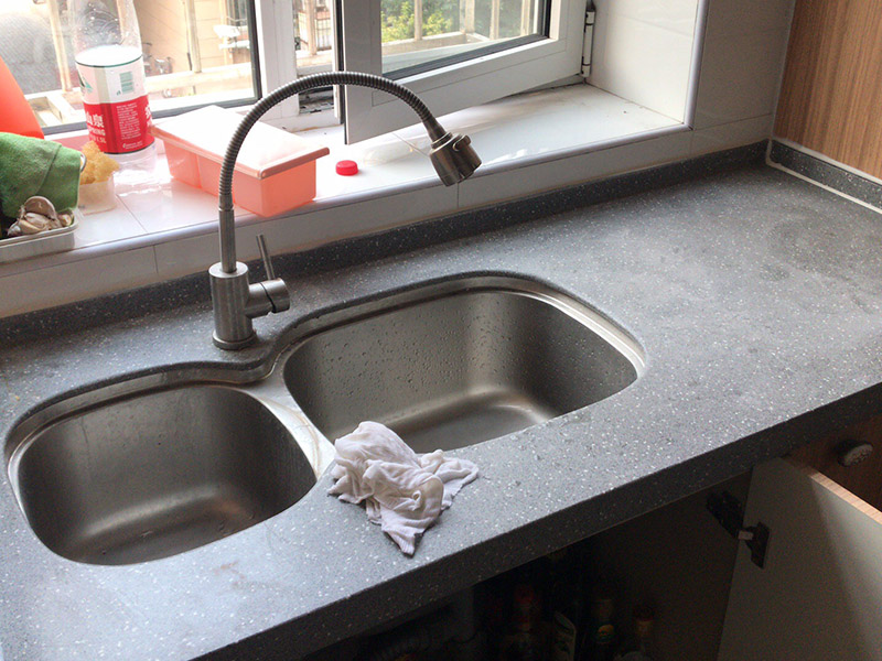 櫥柜安裝：一般師傅進(jìn)場會先對廚房進(jìn)行初步的，打掃清理堆放的垃圾等物品方便施工。認(rèn)證負(fù)責(zé)的師傅還會用抹布等擦拭地柜吊柜遮擋部分的瓷磚（也可以安裝擺放時(shí)候同步進(jìn)行）。然后拆包裝分出中臺板門板等分類擺放，會把拆開的包裝紙板鋪放在要地面，在上面組裝柜體不會劃傷瓷磚及柜體。吊柜地柜組裝完畢就可以按照圖紙擺放地柜，如果是L型或者U型，要先確定兩邊的柜子位置，最后用轉(zhuǎn)角柜來調(diào)整距離，因?yàn)樵O(shè)計(jì)師在設(shè)計(jì)時(shí)會對轉(zhuǎn)角柜和墻面尺寸做預(yù)留，轉(zhuǎn)角柜上面的調(diào)整板就是用來調(diào)整誤差尺寸的。擺放好就可以調(diào)整水平了，現(xiàn)在使用水平儀來調(diào)整居多，個(gè)人覺得水平尺更好的調(diào)整，水平儀更方便快捷。調(diào)整好就可以調(diào)整柜子位置開關(guān)插座開孔，連接柜體后就可以安裝吊柜了，安裝吊柜如果有高柜和臺上柜盡量高度一樣，個(gè)別情況出外。