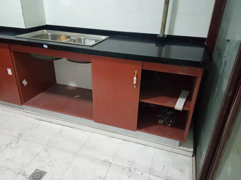 櫥柜門維修安裝：櫥柜門和櫥柜之間不是越緊密越好，安裝的時(shí)候要注意留有一定的空隙，這樣才不會(huì)影響使用，尤其是在有抽屜的情況下，抽屜的位置和推拉的角度一定要和櫥柜門結(jié)合好，一般來(lái)說，櫥柜門和抽屜之間的距離應(yīng)該要留出17厘米左右。而且軌道的安裝也是要留好尺寸的，一般來(lái)說上軌道和下軌道需要留出來(lái)的空隙是不一樣的，上軌道需要留出來(lái)8厘米左右，下軌道需要留出來(lái)10厘米左右。