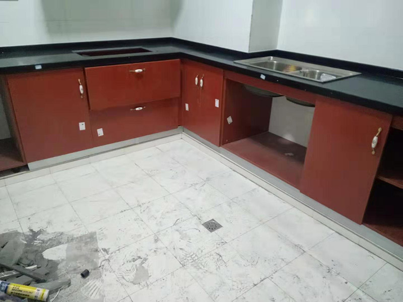 櫥柜門維修安裝：櫥柜門和櫥柜之間不是越緊密越好，安裝的時(shí)候要注意留有一定的空隙，這樣才不會(huì)影響使用，尤其是在有抽屜的情況下，抽屜的位置和推拉的角度一定要和櫥柜門結(jié)合好，一般來(lái)說，櫥柜門和抽屜之間的距離應(yīng)該要留出17厘米左右。而且軌道的安裝也是要留好尺寸的，一般來(lái)說上軌道和下軌道需要留出來(lái)的空隙是不一樣的，上軌道需要留出來(lái)8厘米左右，下軌道需要留出來(lái)10厘米左右。