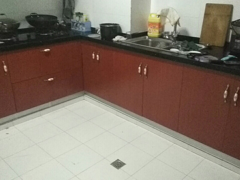 櫥柜門維修安裝：櫥柜門和櫥柜之間不是越緊密越好，安裝的時(shí)候要注意留有一定的空隙，這樣才不會(huì)影響使用，尤其是在有抽屜的情況下，抽屜的位置和推拉的角度一定要和櫥柜門結(jié)合好，一般來(lái)說，櫥柜門和抽屜之間的距離應(yīng)該要留出17厘米左右。而且軌道的安裝也是要留好尺寸的，一般來(lái)說上軌道和下軌道需要留出來(lái)的空隙是不一樣的，上軌道需要留出來(lái)8厘米左右，下軌道需要留出來(lái)10厘米左右。