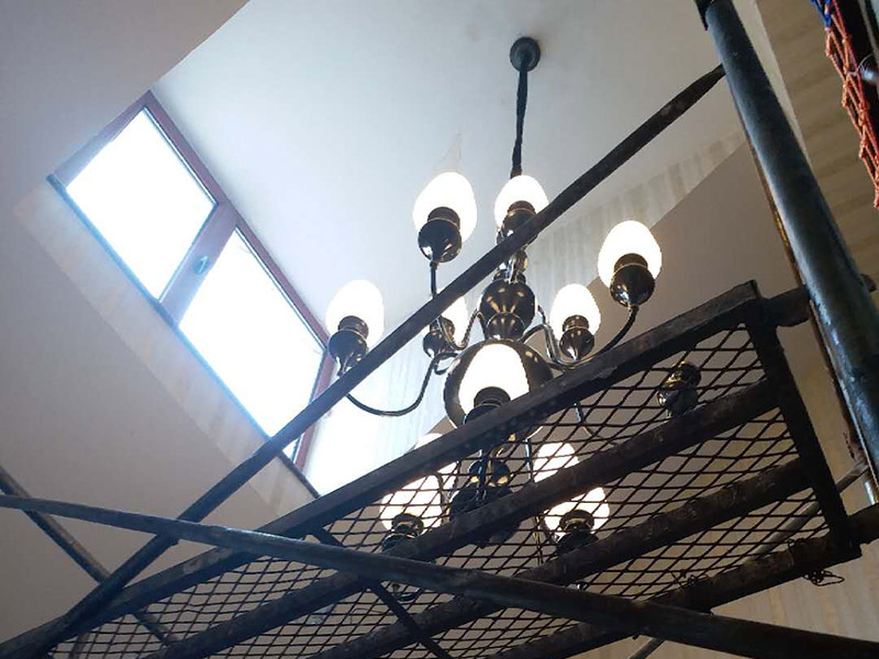 大吊燈安裝：將燈具各部分連接成一個整體，燈具螺紋的長度應(yīng)適當(dāng)，對于多余的螺紋頭應(yīng)鍍錫，注意火線與零線的區(qū)別，并將線拉直，燈頭電源線應(yīng)足夠，然后將剩余的電線切斷，取出線頭，用螺絲將燈頭安裝在接線盒上。安裝完成后，打開電源，檢測是否通電。