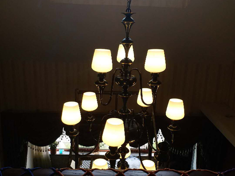 大吊燈安裝：將燈具各部分連接成一個整體，燈具螺紋的長度應(yīng)適當(dāng)，對于多余的螺紋頭應(yīng)鍍錫，注意火線與零線的區(qū)別，并將線拉直，燈頭電源線應(yīng)足夠，然后將剩余的電線切斷，取出線頭，用螺絲將燈頭安裝在接線盒上。安裝完成后，打開電源，檢測是否通電。