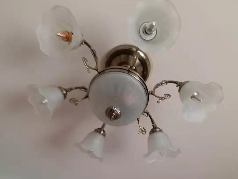 燈具安裝：1、燈具安裝，最好裝上分控開關(guān)，這樣可以省去不少的麻煩。如果只有一個總開關(guān)，幾盞燈同開同關(guān)，這樣就不能控制其它燈具，非常麻煩。 2、燈具最好設(shè)置成可調(diào)節(jié)的， 這樣感覺燈光暗淡或者刺眼時，可以進(jìn)行調(diào)整，讓人感覺更舒服。 3、燈光色調(diào)最好柔和，要和居室的色調(diào)一致。 4、對于廚房的燈具，最好多安裝幾盞，組成多層次的照明系統(tǒng)。 5、如果空間夠高，可以安裝透明或者半透明吊燈作為光源，這樣不僅可以提供照明，還可以起到裝飾效果。 6、燈具安裝要牢固，安裝完成時可以用手拉一下，看是否牢固，燈具底蓋應(yīng)該緊貼頂棚，不能晃動。