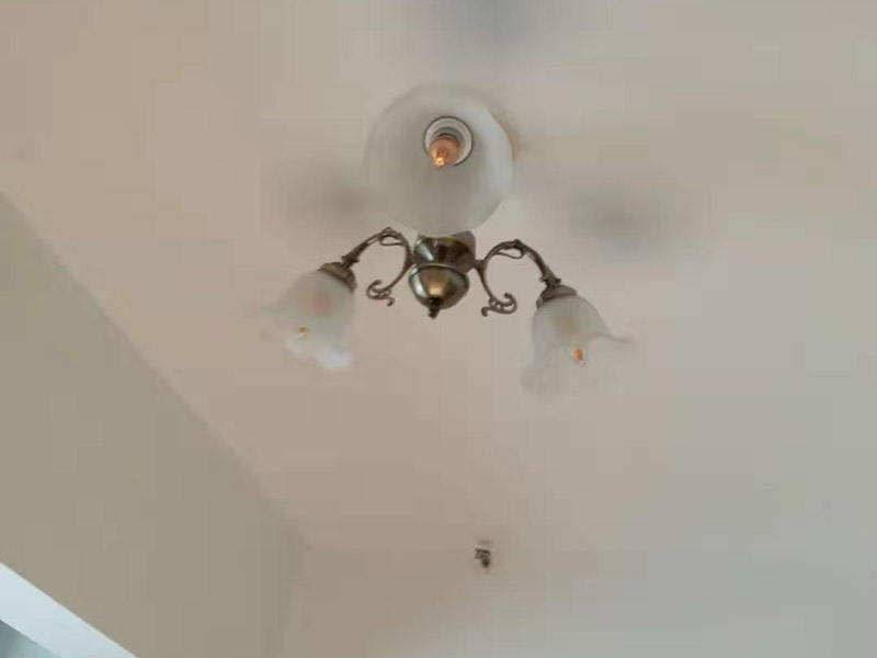 燈具安裝：1、燈具安裝，最好裝上分控開關(guān)，這樣可以省去不少的麻煩。如果只有一個總開關(guān)，幾盞燈同開同關(guān)，這樣就不能控制其它燈具，非常麻煩。 2、燈具最好設(shè)置成可調(diào)節(jié)的， 這樣感覺燈光暗淡或者刺眼時，可以進(jìn)行調(diào)整，讓人感覺更舒服。 3、燈光色調(diào)最好柔和，要和居室的色調(diào)一致。 4、對于廚房的燈具，最好多安裝幾盞，組成多層次的照明系統(tǒng)。 5、如果空間夠高，可以安裝透明或者半透明吊燈作為光源，這樣不僅可以提供照明，還可以起到裝飾效果。 6、燈具安裝要牢固，安裝完成時可以用手拉一下，看是否牢固，燈具底蓋應(yīng)該緊貼頂棚，不能晃動。