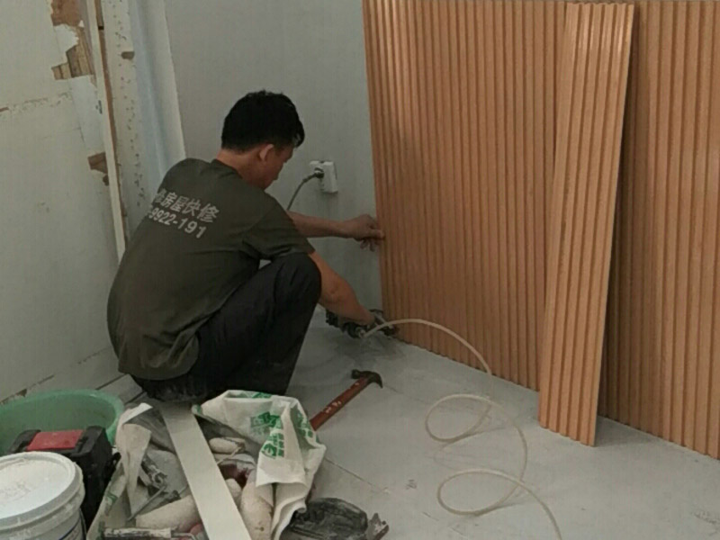 護(hù)墻板安裝：首先，就是要將挑選的護(hù)墻板，按照墻面的高度，寬度，用電鋸切割成一個一個的等高的板塊，這樣便于護(hù)墻板的安裝。護(hù)墻板切割好后，需要將護(hù)墻板先固定在墻面上，扣上卡子，用鋼槍將其固定在墻上。再將下一個板塊與上一個板塊縫隙處扣緊，依次裝上。在拐角處的地方安裝護(hù)墻板時，要注意在墻板的背面打上免釘膠，便于固定。在遇到墻面有插座的地方或者是有線帶的地方的時候，還需要在將護(hù)墻板再次的進(jìn)行切割，空出插座或是電線電纜的地方，再進(jìn)行安裝。