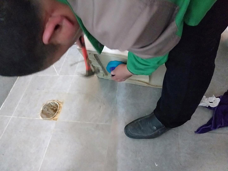 馬桶漏水檢查維修：請(qǐng)確保抽水馬桶的閉水閥處于關(guān)閉位置。拆除閥柱塞后,如果密封圈零件中那個(gè)出現(xiàn)故障,水就會(huì)越過(guò)閥柱塞不斷流出來(lái),抽水馬桶就會(huì)不停的流逝,請(qǐng)檢查所有墊片如有損壞進(jìn)行更換。如果浮球閥是密封的,將它整個(gè)換掉。取出水箱中的舊裝置,將水箱內(nèi)外所有連接處的墊片拆下并保管好,新閥件中可能帶有新墊片,但你應(yīng)當(dāng)將舊零件保留到安裝新裝置時(shí),以免新裝置在安裝過(guò)程中受損。