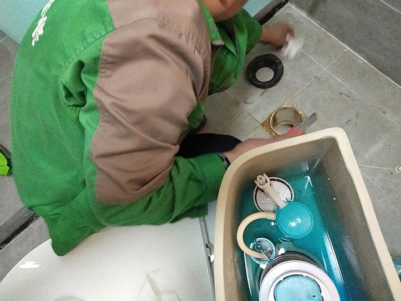 馬桶漏水檢查維修：請(qǐng)確保抽水馬桶的閉水閥處于關(guān)閉位置。拆除閥柱塞后,如果密封圈零件中那個(gè)出現(xiàn)故障,水就會(huì)越過(guò)閥柱塞不斷流出來(lái),抽水馬桶就會(huì)不停的流逝,請(qǐng)檢查所有墊片如有損壞進(jìn)行更換。如果浮球閥是密封的,將它整個(gè)換掉。取出水箱中的舊裝置,將水箱內(nèi)外所有連接處的墊片拆下并保管好,新閥件中可能帶有新墊片,但你應(yīng)當(dāng)將舊零件保留到安裝新裝置時(shí),以免新裝置在安裝過(guò)程中受損。