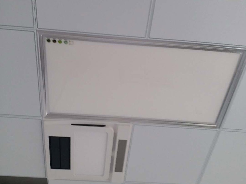 衛(wèi)浴吊頂配件安裝：鑲貼墻磚-吊頂-鋪設(shè)地磚-安裝大便器、洗臉盆、浴盆-安裝連接排水管-安裝燈具、插座、鏡子-安裝毛巾?xiàng)U等五金配件。1、坐便器的安裝順序 檢查地面下水口管-對(duì)準(zhǔn)管口-放平找正-畫(huà)好印記-打孔洞-抹上油灰-套上膠皮墊-擰上螺母-水箱背面兩個(gè)邊孔畫(huà)印記-打孔-插入螺栓-捻牢-背水箱掛放平找正-擰上螺母-安裝背水箱下水彎頭-裝好門(mén)-插入漂子門(mén)和門(mén)-擰緊螺母。2、洗臉盆的安裝順序 膨脹螺栓插入-捻牢-盆管架掛好-把臉盆放在架上找平整-下水連接:臉盆-調(diào)直-上水連接。3、浴盆的安裝順序 下水安裝-油灰封閉嚴(yán)密-上水安裝-試平找正。