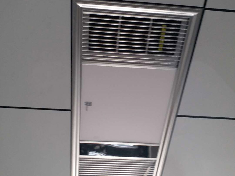 衛(wèi)浴吊頂配件安裝：鑲貼墻磚-吊頂-鋪設(shè)地磚-安裝大便器、洗臉盆、浴盆-安裝連接排水管-安裝燈具、插座、鏡子-安裝毛巾?xiàng)U等五金配件。1、坐便器的安裝順序 檢查地面下水口管-對(duì)準(zhǔn)管口-放平找正-畫(huà)好印記-打孔洞-抹上油灰-套上膠皮墊-擰上螺母-水箱背面兩個(gè)邊孔畫(huà)印記-打孔-插入螺栓-捻牢-背水箱掛放平找正-擰上螺母-安裝背水箱下水彎頭-裝好門(mén)-插入漂子門(mén)和門(mén)-擰緊螺母。2、洗臉盆的安裝順序 膨脹螺栓插入-捻牢-盆管架掛好-把臉盆放在架上找平整-下水連接:臉盆-調(diào)直-上水連接。3、浴盆的安裝順序 下水安裝-油灰封閉嚴(yán)密-上水安裝-試平找正。