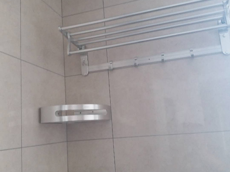 衛(wèi)浴吊頂配件安裝：鑲貼墻磚-吊頂-鋪設(shè)地磚-安裝大便器、洗臉盆、浴盆-安裝連接排水管-安裝燈具、插座、鏡子-安裝毛巾?xiàng)U等五金配件。1、坐便器的安裝順序 檢查地面下水口管-對(duì)準(zhǔn)管口-放平找正-畫(huà)好印記-打孔洞-抹上油灰-套上膠皮墊-擰上螺母-水箱背面兩個(gè)邊孔畫(huà)印記-打孔-插入螺栓-捻牢-背水箱掛放平找正-擰上螺母-安裝背水箱下水彎頭-裝好門(mén)-插入漂子門(mén)和門(mén)-擰緊螺母。2、洗臉盆的安裝順序 膨脹螺栓插入-捻牢-盆管架掛好-把臉盆放在架上找平整-下水連接:臉盆-調(diào)直-上水連接。3、浴盆的安裝順序 下水安裝-油灰封閉嚴(yán)密-上水安裝-試平找正。