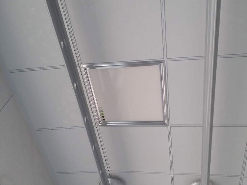 衛(wèi)浴吊頂配件安裝：鑲貼墻磚-吊頂-鋪設(shè)地磚-安裝大便器、洗臉盆、浴盆-安裝連接排水管-安裝燈具、插座、鏡子-安裝毛巾?xiàng)U等五金配件。1、坐便器的安裝順序 檢查地面下水口管-對(duì)準(zhǔn)管口-放平找正-畫(huà)好印記-打孔洞-抹上油灰-套上膠皮墊-擰上螺母-水箱背面兩個(gè)邊孔畫(huà)印記-打孔-插入螺栓-捻牢-背水箱掛放平找正-擰上螺母-安裝背水箱下水彎頭-裝好門(mén)-插入漂子門(mén)和門(mén)-擰緊螺母。2、洗臉盆的安裝順序 膨脹螺栓插入-捻牢-盆管架掛好-把臉盆放在架上找平整-下水連接:臉盆-調(diào)直-上水連接。3、浴盆的安裝順序 下水安裝-油灰封閉嚴(yán)密-上水安裝-試平找正。