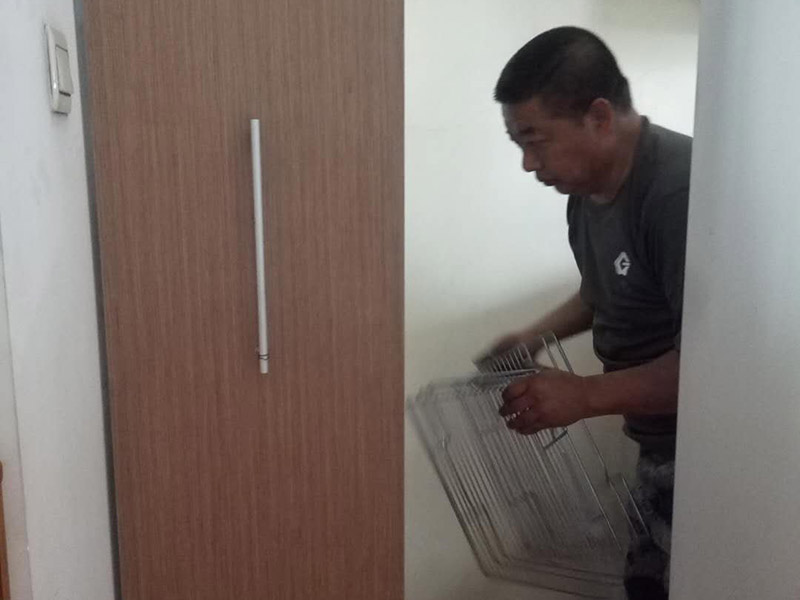 臥室衣柜安裝：我們?cè)诎惭b前，需要準(zhǔn)確的了解各部位板材的尺寸，明確知道這是哪個(gè)部位，那是哪個(gè)部位。這樣才不會(huì)弄混。對(duì)照安裝說明書中的步驟，來逐步進(jìn)行，不可跨步跳步省步，否則都會(huì)直接影響到衣柜的安裝效果。并且它的零配件一定要檢查齊全，切勿丟失，否則會(huì)容易影響到衣柜的穩(wěn)固性。