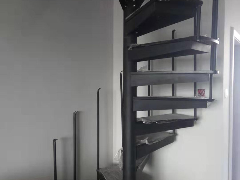 旋轉(zhuǎn)樓梯安裝：確定中柱安裝位置：將中柱的位置、上掛的銜接位置都確定好，還要測出中柱與兩邊墻面的距離，最后對照一下圖紙，看是不是吻合；套龍骨：將螺旋梯的托盤整理好放在地方，根據(jù)圖紙上標(biāo)明的尺寸，將一節(jié)節(jié)的龍骨安裝到相應(yīng)的位置上，然后用頂絲固定；調(diào)整托盤方位：將托盤的方位按照圖紙的規(guī)定調(diào)整好，要確保托盤的協(xié)調(diào)和均衡；固定托盤頂絲：將托盤頂絲擰緊，讓托盤不再晃動為止。