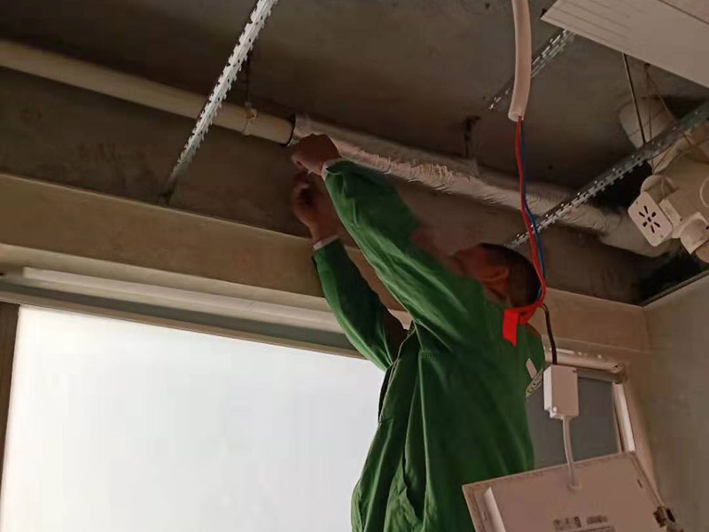 衛(wèi)生間下水管隔音：將外露下水管外表的雜物或懸掛物清理干凈。用力將裁剪好的珍珠棉或氣泡膜纏繞在下水管上。纏繞時(shí)稍微用力一些，這樣可使隔音效果更佳并外觀更加平整。將膠帶粘貼在珍珠棉或氣泡膜的搭接處。為了更加牢靠，可使用膠帶將珍珠棉或氣泡膜纏繞一圈。根據(jù)所準(zhǔn)備的珍珠棉或氣泡膜厚度和數(shù)量決定纏繞下水管一層還是多層。如果珍珠棉或氣泡膜較薄建議包裹兩層以上，這樣可以更好的起到隔音效果。