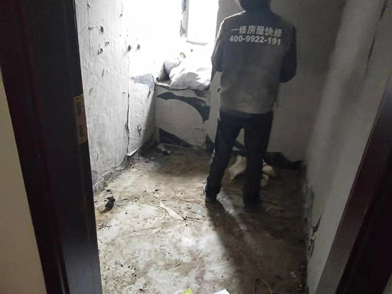 廚房拆除施工：墻面上應(yīng)該還有些其他東西，比如掛毛巾的架子，放廚具的架子等等。先把這些物品都小心翼翼的拆下來，還原一面光潔的墻面，才好進(jìn)行拆卸工作。先用垂子敲最下面的那塊磚，把瓷磚敲松動(dòng)。送動(dòng)后，再用戴了手套的手把瓷磚拿下來，小心碎了瓷磚不要?jiǎng)澋绞至恕γ鎯?nèi)有些地方會(huì)走一些管道，有煤氣管道，有電線管道，水管，網(wǎng)線等等。要注意這些管道，不要把墻里面的管道破壞了，不然拆了瓷磚又惹了新的問題要處理。拆卸下來的瓷磚堆積在地上很不方便繼續(xù)工作，這個(gè)時(shí)候上面提到的推車就派上用場了。用推車把瓷磚運(yùn)走，清理干凈現(xiàn)場，然后繼續(xù)拆卸，直到整面的墻面都拆卸完整。