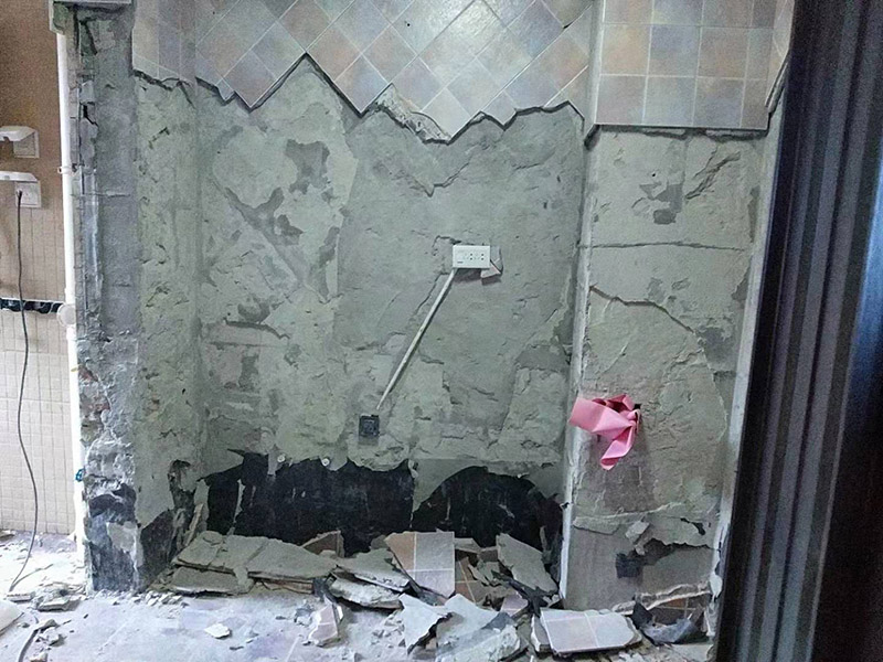 廚房拆除施工：墻面上應(yīng)該還有些其他東西，比如掛毛巾的架子，放廚具的架子等等。先把這些物品都小心翼翼的拆下來，還原一面光潔的墻面，才好進(jìn)行拆卸工作。先用垂子敲最下面的那塊磚，把瓷磚敲松動(dòng)。送動(dòng)后，再用戴了手套的手把瓷磚拿下來，小心碎了瓷磚不要?jiǎng)澋绞至?。墻面?nèi)有些地方會(huì)走一些管道，有煤氣管道，有電線管道，水管，網(wǎng)線等等。要注意這些管道，不要把墻里面的管道破壞了，不然拆了瓷磚又惹了新的問題要處理。拆卸下來的瓷磚堆積在地上很不方便繼續(xù)工作，這個(gè)時(shí)候上面提到的推車就派上用場了。用推車把瓷磚運(yùn)走，清理干凈現(xiàn)場，然后繼續(xù)拆卸，直到整面的墻面都拆卸完整。