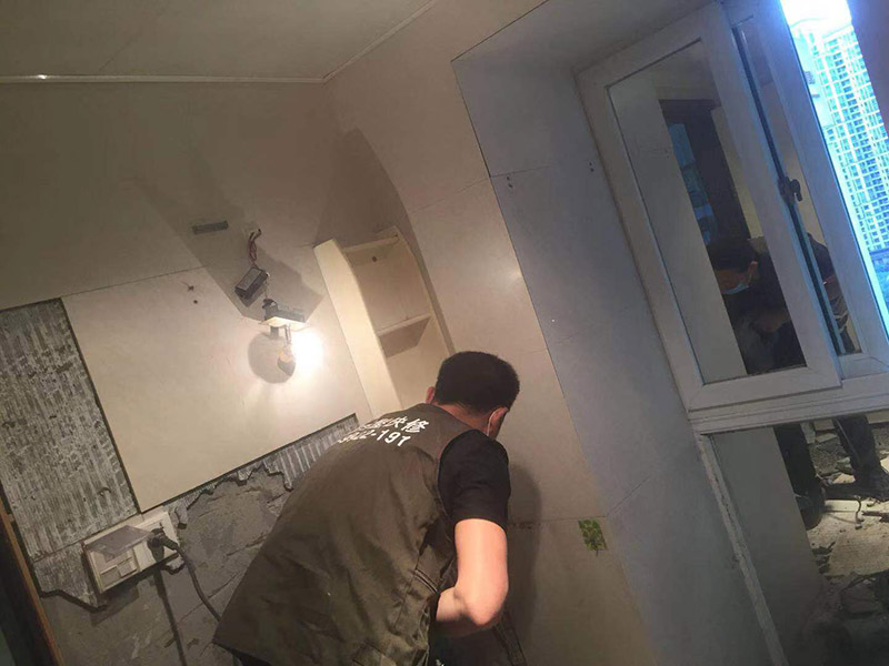 全屋拆除維修：1、首先應(yīng)關(guān)閉天然氣總閥，防止天然氣泄露造成安全隱患。2、用廢舊的毛巾或者衣物將地漏下水管道堵住，防止拆除時(shí)建渣堵塞下水管道。3、拆除時(shí)噪音較大，應(yīng)當(dāng)遵循物管規(guī)定時(shí)間施工，防止對(duì)鄰居造成過度噪音騷擾。4、禁止拆除對(duì)房屋結(jié)構(gòu)有安全隱患的墻體。5、對(duì)于原先暗藏的水電管線走位，拆除后可查看原先線路布局，拆除過程中盡量避免打破水管及電線，若過程中確實(shí)不小心將水管及電線打破了，需將破損的地方做好明顯標(biāo)示，提醒注意。6、拆舊完畢時(shí)應(yīng)及時(shí)清掃樓道及電梯等公共區(qū)域，當(dāng)天清理的建渣，當(dāng)天用建渣車清運(yùn)拉走，維護(hù)好良好的公共環(huán)境。