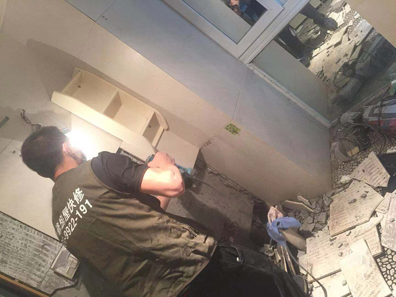 全屋拆除維修：1、首先應(yīng)關(guān)閉天然氣總閥，防止天然氣泄露造成安全隱患。2、用廢舊的毛巾或者衣物將地漏下水管道堵住，防止拆除時(shí)建渣堵塞下水管道。3、拆除時(shí)噪音較大，應(yīng)當(dāng)遵循物管規(guī)定時(shí)間施工，防止對(duì)鄰居造成過度噪音騷擾。4、禁止拆除對(duì)房屋結(jié)構(gòu)有安全隱患的墻體。5、對(duì)于原先暗藏的水電管線走位，拆除后可查看原先線路布局，拆除過程中盡量避免打破水管及電線，若過程中確實(shí)不小心將水管及電線打破了，需將破損的地方做好明顯標(biāo)示，提醒注意。6、拆舊完畢時(shí)應(yīng)及時(shí)清掃樓道及電梯等公共區(qū)域，當(dāng)天清理的建渣，當(dāng)天用建渣車清運(yùn)拉走，維護(hù)好良好的公共環(huán)境。