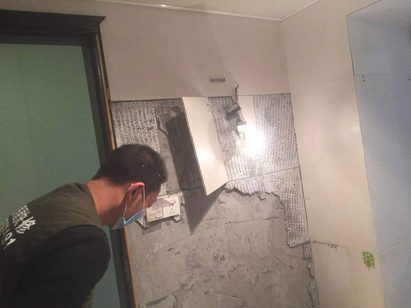 全屋拆除維修：1、首先應(yīng)關(guān)閉天然氣總閥，防止天然氣泄露造成安全隱患。2、用廢舊的毛巾或者衣物將地漏下水管道堵住，防止拆除時(shí)建渣堵塞下水管道。3、拆除時(shí)噪音較大，應(yīng)當(dāng)遵循物管規(guī)定時(shí)間施工，防止對(duì)鄰居造成過度噪音騷擾。4、禁止拆除對(duì)房屋結(jié)構(gòu)有安全隱患的墻體。5、對(duì)于原先暗藏的水電管線走位，拆除后可查看原先線路布局，拆除過程中盡量避免打破水管及電線，若過程中確實(shí)不小心將水管及電線打破了，需將破損的地方做好明顯標(biāo)示，提醒注意。6、拆舊完畢時(shí)應(yīng)及時(shí)清掃樓道及電梯等公共區(qū)域，當(dāng)天清理的建渣，當(dāng)天用建渣車清運(yùn)拉走，維護(hù)好良好的公共環(huán)境。