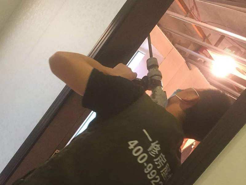 全屋拆除維修：1、首先應(yīng)關(guān)閉天然氣總閥，防止天然氣泄露造成安全隱患。2、用廢舊的毛巾或者衣物將地漏下水管道堵住，防止拆除時(shí)建渣堵塞下水管道。3、拆除時(shí)噪音較大，應(yīng)當(dāng)遵循物管規(guī)定時(shí)間施工，防止對(duì)鄰居造成過度噪音騷擾。4、禁止拆除對(duì)房屋結(jié)構(gòu)有安全隱患的墻體。5、對(duì)于原先暗藏的水電管線走位，拆除后可查看原先線路布局，拆除過程中盡量避免打破水管及電線，若過程中確實(shí)不小心將水管及電線打破了，需將破損的地方做好明顯標(biāo)示，提醒注意。6、拆舊完畢時(shí)應(yīng)及時(shí)清掃樓道及電梯等公共區(qū)域，當(dāng)天清理的建渣，當(dāng)天用建渣車清運(yùn)拉走，維護(hù)好良好的公共環(huán)境。