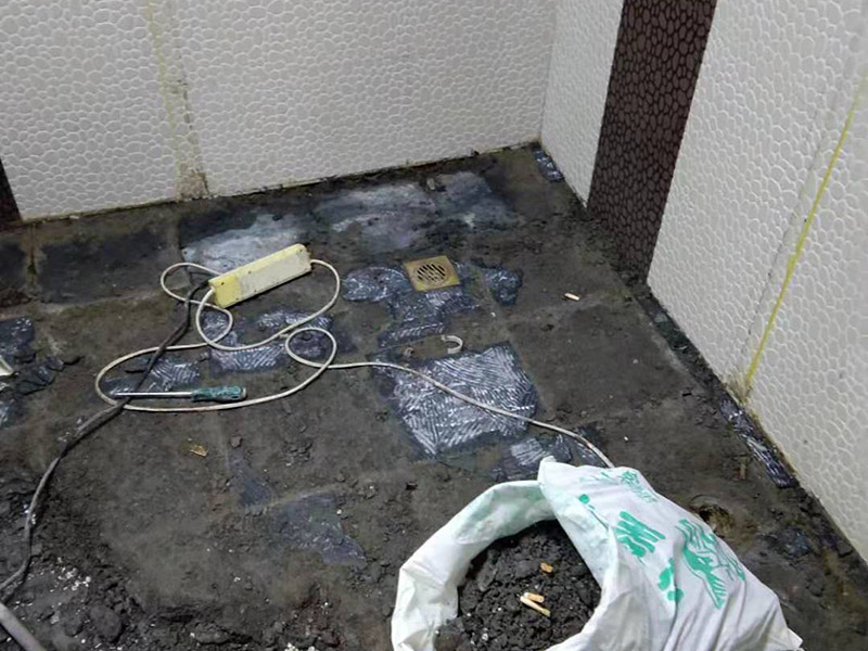 衛(wèi)生間拆改裝修：將不需要或是不滿意的地方進行拆除后，留下的成品需要進行施工保護，防止磕碰到，還可防止被上面的重物或是棱角碰壞。水電改造可謂是改造衛(wèi)生間的重點，衛(wèi)生間原有的水電路管線往往有許多不合理的布局，所以在改造過程中要對原有的水電路進行徹查，看是否存在銹蝕、老化等情況，若有，則需要更換新的電路、水路，如果線路良好，且沒有多大的問題，則只需要添加刪減線路就可以了。同時在改造的時候最好能做到以后維修和保養(yǎng)都比較方便，然后將其做好隱蔽處理。衛(wèi)生間墻面上要做大約30厘米的防水涂料，以防積水浸透墻面，且要保證涂刷厚度均勻，還需要處理好地面和墻面交界處的各類管件的涂刷。待防水處理完全確定后，等待地面干透就可以做后續(xù)的工程了。