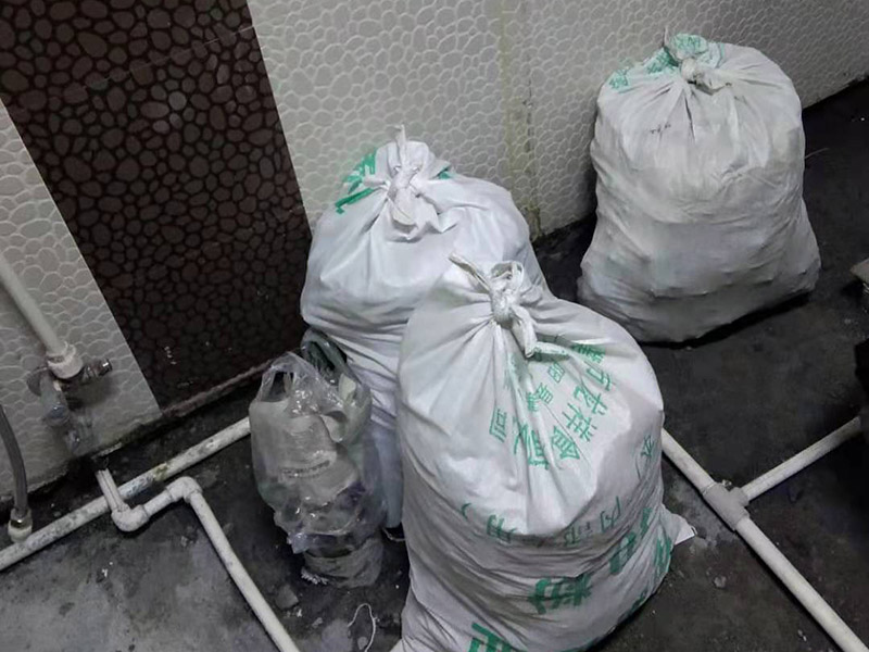 衛(wèi)生間拆改裝修：將不需要或是不滿意的地方進行拆除后，留下的成品需要進行施工保護，防止磕碰到，還可防止被上面的重物或是棱角碰壞。水電改造可謂是改造衛(wèi)生間的重點，衛(wèi)生間原有的水電路管線往往有許多不合理的布局，所以在改造過程中要對原有的水電路進行徹查，看是否存在銹蝕、老化等情況，若有，則需要更換新的電路、水路，如果線路良好，且沒有多大的問題，則只需要添加刪減線路就可以了。同時在改造的時候最好能做到以后維修和保養(yǎng)都比較方便，然后將其做好隱蔽處理。衛(wèi)生間墻面上要做大約30厘米的防水涂料，以防積水浸透墻面，且要保證涂刷厚度均勻，還需要處理好地面和墻面交界處的各類管件的涂刷。待防水處理完全確定后，等待地面干透就可以做后續(xù)的工程了。