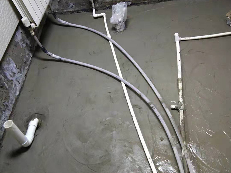 衛(wèi)生間拆改裝修：將不需要或是不滿意的地方進行拆除后，留下的成品需要進行施工保護，防止磕碰到，還可防止被上面的重物或是棱角碰壞。水電改造可謂是改造衛(wèi)生間的重點，衛(wèi)生間原有的水電路管線往往有許多不合理的布局，所以在改造過程中要對原有的水電路進行徹查，看是否存在銹蝕、老化等情況，若有，則需要更換新的電路、水路，如果線路良好，且沒有多大的問題，則只需要添加刪減線路就可以了。同時在改造的時候最好能做到以后維修和保養(yǎng)都比較方便，然后將其做好隱蔽處理。衛(wèi)生間墻面上要做大約30厘米的防水涂料，以防積水浸透墻面，且要保證涂刷厚度均勻，還需要處理好地面和墻面交界處的各類管件的涂刷。待防水處理完全確定后，等待地面干透就可以做后續(xù)的工程了。