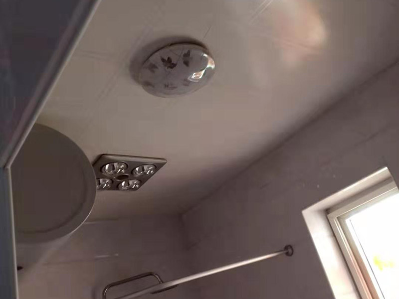 衛(wèi)生間吊頂拆除翻新：1、原有吊頂裝飾物拆除時，應注意盡量拆除干凈，不保留原吊頂裝飾結構。尤其是原吊頂內(nèi)的吊桿、掛件等承載吊頂重量的結構必須拆除，這主要是從今后的安全考慮的。 2、拆除時要先切斷電源，原有的吊頂內(nèi)電路管線盡量拆除，不要再考慮繼續(xù)使用，因為原吊頂內(nèi)電路已經(jīng)基本沒有利用價值。 3、拆除時要考慮原吊頂內(nèi)的設備和設施的安全，很多上世紀的老房吊頂內(nèi)都有暖氣管路，還有一些住宅是中央空調(diào)系統(tǒng)，要避免因拆除時不注意損壞管線和設備。 4、廚房和衛(wèi)生間拆除原吊頂時要避免損壞通風道和煙道。