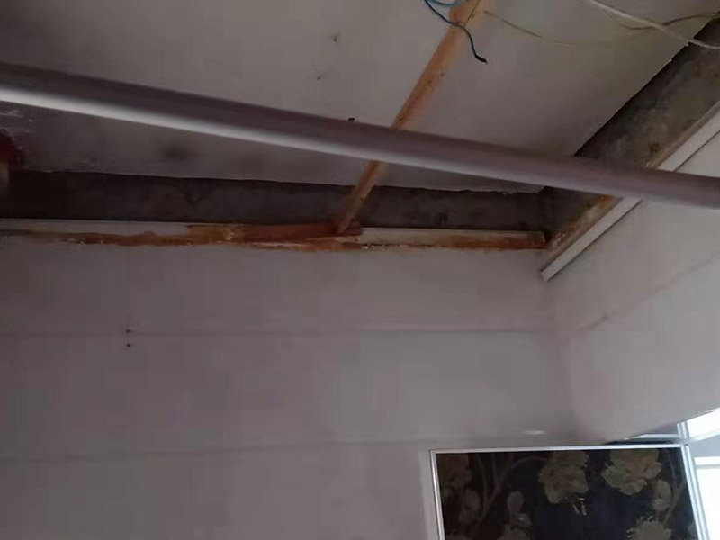 衛(wèi)生間吊頂拆除翻新：1、原有吊頂裝飾物拆除時，應注意盡量拆除干凈，不保留原吊頂裝飾結構。尤其是原吊頂內(nèi)的吊桿、掛件等承載吊頂重量的結構必須拆除，這主要是從今后的安全考慮的。 2、拆除時要先切斷電源，原有的吊頂內(nèi)電路管線盡量拆除，不要再考慮繼續(xù)使用，因為原吊頂內(nèi)電路已經(jīng)基本沒有利用價值。 3、拆除時要考慮原吊頂內(nèi)的設備和設施的安全，很多上世紀的老房吊頂內(nèi)都有暖氣管路，還有一些住宅是中央空調(diào)系統(tǒng)，要避免因拆除時不注意損壞管線和設備。 4、廚房和衛(wèi)生間拆除原吊頂時要避免損壞通風道和煙道。