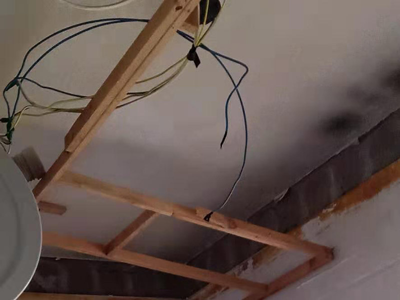 衛(wèi)生間吊頂拆除翻新：1、原有吊頂裝飾物拆除時，應注意盡量拆除干凈，不保留原吊頂裝飾結構。尤其是原吊頂內(nèi)的吊桿、掛件等承載吊頂重量的結構必須拆除，這主要是從今后的安全考慮的。 2、拆除時要先切斷電源，原有的吊頂內(nèi)電路管線盡量拆除，不要再考慮繼續(xù)使用，因為原吊頂內(nèi)電路已經(jīng)基本沒有利用價值。 3、拆除時要考慮原吊頂內(nèi)的設備和設施的安全，很多上世紀的老房吊頂內(nèi)都有暖氣管路，還有一些住宅是中央空調(diào)系統(tǒng)，要避免因拆除時不注意損壞管線和設備。 4、廚房和衛(wèi)生間拆除原吊頂時要避免損壞通風道和煙道。