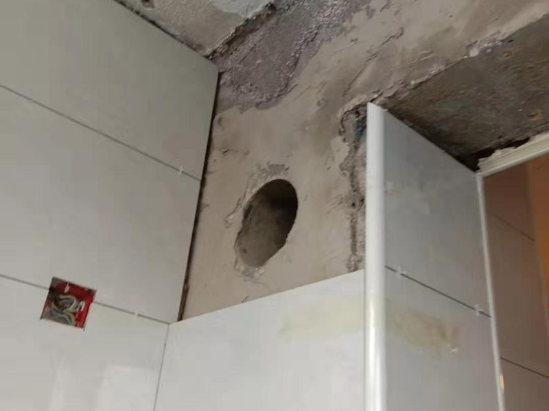 廚房墻地磚鋪貼：將墻面用水泥漿刷一遍，同時(shí)壓實(shí)抹平，如果墻面有不平整的地方，需要用水泥砂漿修補(bǔ)平整。然后根據(jù)設(shè)計(jì)要求在墻面刷一遍防水涂料，按照設(shè)計(jì)要求結(jié)合實(shí)際和選擇的墻磚規(guī)格進(jìn)行排磚、彈線。正式粘貼前用壞了的瓷磚加粘貼劑粘貼在墻或柱上，來(lái)控制粘貼瓷磚表面平整度。