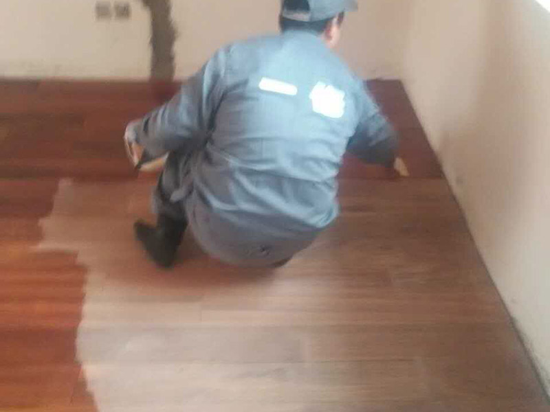 地板打磨翻新：1，首先是用打磨設(shè)備打磨地板，對室內(nèi)的地板進(jìn)行幾次打磨，先快速打磨一遍，然后再慢慢地打磨，讓塵蒙多日的地板逐漸顯現(xiàn)出它昔日的光澤。 2，是對地板進(jìn)行修補(bǔ)，在比較大的縫隙里用水性膩子補(bǔ)上，選用的顏色當(dāng)然是和地板相似的。3，上漆，把地板打磨后，填平縫隙，就開始刷一遍底漆。等待底漆干透后，上第二遍面漆，等面漆干透后，就可以刷第二遍面漆。 4，上蠟，整個過程需要10天左右的時間吧，到時候你家的地板就會煥然一新了。