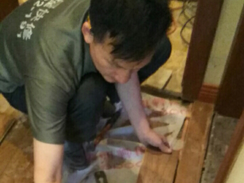 室內(nèi)過道地板鋪貼：地面如果不平整，會導致后期地板翹起等現(xiàn)象出現(xiàn)。首先就需要找平地面。平整度誤差大或與其他地面材料高差大的地面，建議用水泥沙漿作全面找平，否則只需要用防水膠混合水泥砂漿做局部找平處理。 地面找平處理后，注意檢查。尤其是門開合的地方，可以試著鋪上地板，仔細查看門是否開合順暢，如果開合遇阻，需要重新找平。鋪裝地板前，最好對地面進行清潔。對地面進行防水防潮處理，有利于地板的經(jīng)久耐用。地板墊還有減震和保持地面平整的作用，比如哪里有點不平，可以鋪兩層。