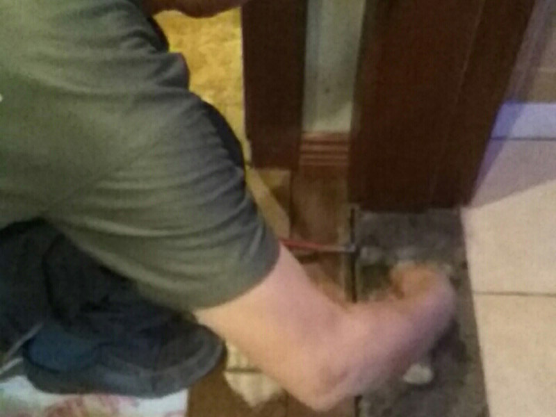 室內(nèi)過道地板鋪貼：地面如果不平整，會導致后期地板翹起等現(xiàn)象出現(xiàn)。首先就需要找平地面。平整度誤差大或與其他地面材料高差大的地面，建議用水泥沙漿作全面找平，否則只需要用防水膠混合水泥砂漿做局部找平處理。 地面找平處理后，注意檢查。尤其是門開合的地方，可以試著鋪上地板，仔細查看門是否開合順暢，如果開合遇阻，需要重新找平。鋪裝地板前，最好對地面進行清潔。對地面進行防水防潮處理，有利于地板的經(jīng)久耐用。地板墊還有減震和保持地面平整的作用，比如哪里有點不平，可以鋪兩層。