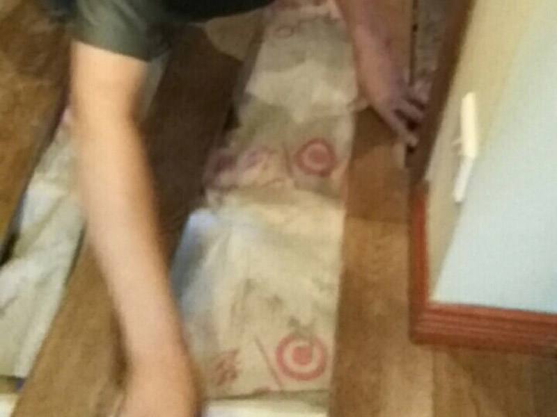 室內(nèi)過道地板鋪貼：地面如果不平整，會導致后期地板翹起等現(xiàn)象出現(xiàn)。首先就需要找平地面。平整度誤差大或與其他地面材料高差大的地面，建議用水泥沙漿作全面找平，否則只需要用防水膠混合水泥砂漿做局部找平處理。 地面找平處理后，注意檢查。尤其是門開合的地方，可以試著鋪上地板，仔細查看門是否開合順暢，如果開合遇阻，需要重新找平。鋪裝地板前，最好對地面進行清潔。對地面進行防水防潮處理，有利于地板的經(jīng)久耐用。地板墊還有減震和保持地面平整的作用，比如哪里有點不平，可以鋪兩層。