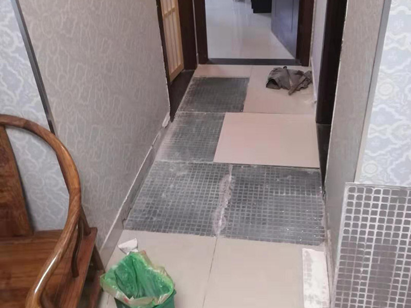 地面瓷磚拆除更換：拆除瓷磚時要用電，而電是從客廳臨時拉的，為了避免在施工過程中發(fā)生觸電的現(xiàn)象，將電拉進衛(wèi)生間內(nèi)。其次，舊房改造拆除瓷磚時可以用沖擊電鉆，這種工具方便快捷，可自由更換。但在使用前應檢查其是否靈活，可以通過空轉(zhuǎn)一分鐘的方法進行檢驗。用完之后及時進行清理。，梯子也是必不可少的工具之一，它可以幫助工人拆掉處于高處的瓷磚，還可以架起臨時插座。拆磚應從下至上進行，在施工過程中對地面及時進行處理，以免因垃圾過多從而影響后面的工作。同時要處理好房內(nèi)的防水層。拆除插座與水龍頭附近的瓷磚時應小心，以免損壞水電設備。