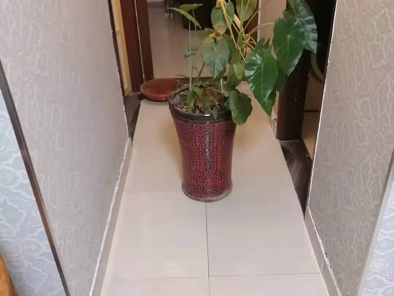 地面瓷磚拆除更換：拆除瓷磚時要用電，而電是從客廳臨時拉的，為了避免在施工過程中發(fā)生觸電的現(xiàn)象，將電拉進衛(wèi)生間內(nèi)。其次，舊房改造拆除瓷磚時可以用沖擊電鉆，這種工具方便快捷，可自由更換。但在使用前應檢查其是否靈活，可以通過空轉(zhuǎn)一分鐘的方法進行檢驗。用完之后及時進行清理。，梯子也是必不可少的工具之一，它可以幫助工人拆掉處于高處的瓷磚，還可以架起臨時插座。拆磚應從下至上進行，在施工過程中對地面及時進行處理，以免因垃圾過多從而影響后面的工作。同時要處理好房內(nèi)的防水層。拆除插座與水龍頭附近的瓷磚時應小心，以免損壞水電設備。