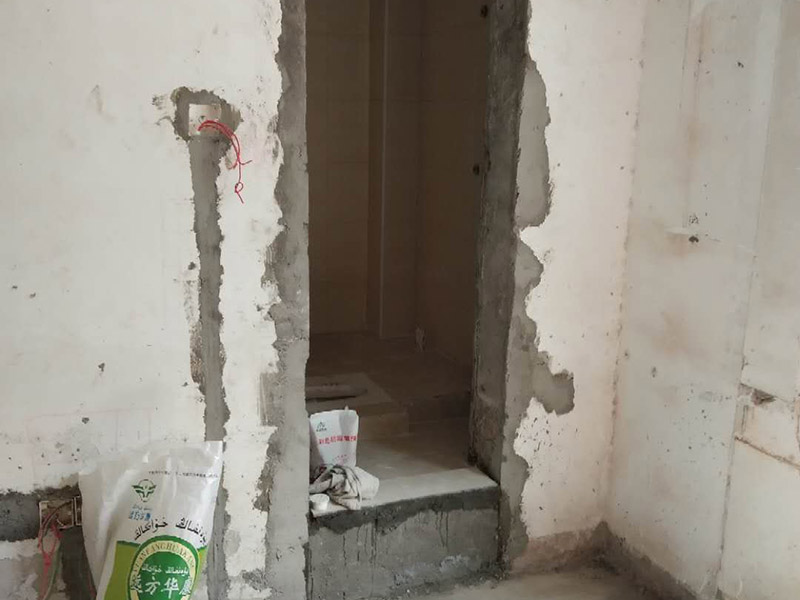 地面瓷磚鋪貼：1、混凝土地面應(yīng)將基層鑿毛，鑿毛深度5~10毫米，鑿毛痕的間距為30毫米左右。之后，清凈浮灰，砂漿、油漬，產(chǎn)散水刷少將地面。 2、鋪貼前應(yīng)彈好線，在地面彈出與門道口成直角的基準(zhǔn)線,彈線應(yīng)從門口開始,以保證進(jìn)口處為整磚,非整磚置于陰角或家具下面,彈線應(yīng)彈出縱橫定位控制線。 3、鋪貼陶瓷地面磚前，應(yīng)先將陶瓷地面磚浸泡陰干。 4、鋪貼時(shí)，水泥砂漿應(yīng)飽滿地抹在陶瓷地面磚背面，鋪貼后用橡皮棰敲實(shí)。同時(shí)，用水平尺檢查校正，擦凈表面水泥砂漿。 5、鋪貼完2~3小時(shí)后，用白水泥擦縫，用水泥、砂子=1：1(體積比)的水泥砂漿,縫要填充密實(shí),平整光滑。再用棉絲將表面擦凈。