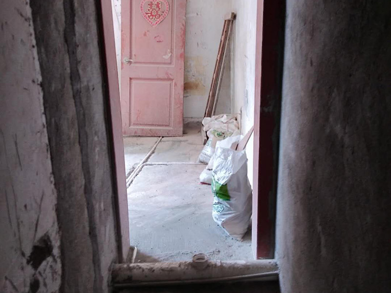 地面瓷磚鋪貼：1、混凝土地面應(yīng)將基層鑿毛，鑿毛深度5~10毫米，鑿毛痕的間距為30毫米左右。之后，清凈浮灰，砂漿、油漬，產(chǎn)散水刷少將地面。 2、鋪貼前應(yīng)彈好線，在地面彈出與門道口成直角的基準(zhǔn)線,彈線應(yīng)從門口開始,以保證進(jìn)口處為整磚,非整磚置于陰角或家具下面,彈線應(yīng)彈出縱橫定位控制線。 3、鋪貼陶瓷地面磚前，應(yīng)先將陶瓷地面磚浸泡陰干。 4、鋪貼時(shí)，水泥砂漿應(yīng)飽滿地抹在陶瓷地面磚背面，鋪貼后用橡皮棰敲實(shí)。同時(shí)，用水平尺檢查校正，擦凈表面水泥砂漿。 5、鋪貼完2~3小時(shí)后，用白水泥擦縫，用水泥、砂子=1：1(體積比)的水泥砂漿,縫要填充密實(shí),平整光滑。再用棉絲將表面擦凈。