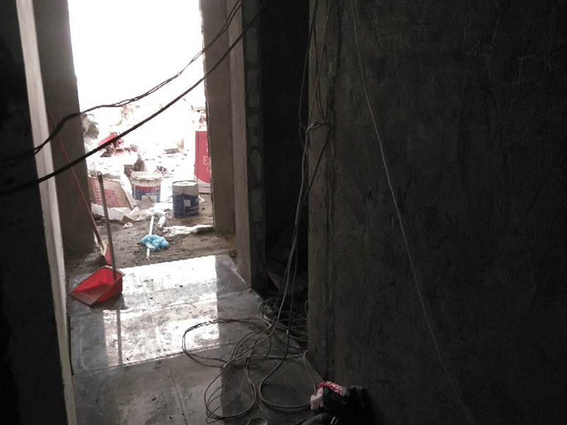 地面瓷磚鋪貼：1、混凝土地面應(yīng)將基層鑿毛，鑿毛深度5~10毫米，鑿毛痕的間距為30毫米左右。之后，清凈浮灰，砂漿、油漬，產(chǎn)散水刷少將地面。 2、鋪貼前應(yīng)彈好線，在地面彈出與門道口成直角的基準(zhǔn)線,彈線應(yīng)從門口開始,以保證進(jìn)口處為整磚,非整磚置于陰角或家具下面,彈線應(yīng)彈出縱橫定位控制線。 3、鋪貼陶瓷地面磚前，應(yīng)先將陶瓷地面磚浸泡陰干。 4、鋪貼時(shí)，水泥砂漿應(yīng)飽滿地抹在陶瓷地面磚背面，鋪貼后用橡皮棰敲實(shí)。同時(shí)，用水平尺檢查校正，擦凈表面水泥砂漿。 5、鋪貼完2~3小時(shí)后，用白水泥擦縫，用水泥、砂子=1：1(體積比)的水泥砂漿,縫要填充密實(shí),平整光滑。再用棉絲將表面擦凈。