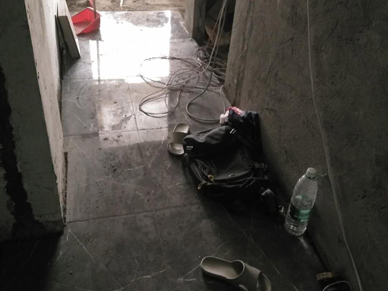 地面瓷磚鋪貼：1、混凝土地面應(yīng)將基層鑿毛，鑿毛深度5~10毫米，鑿毛痕的間距為30毫米左右。之后，清凈浮灰，砂漿、油漬，產(chǎn)散水刷少將地面。 2、鋪貼前應(yīng)彈好線，在地面彈出與門道口成直角的基準(zhǔn)線,彈線應(yīng)從門口開始,以保證進(jìn)口處為整磚,非整磚置于陰角或家具下面,彈線應(yīng)彈出縱橫定位控制線。 3、鋪貼陶瓷地面磚前，應(yīng)先將陶瓷地面磚浸泡陰干。 4、鋪貼時(shí)，水泥砂漿應(yīng)飽滿地抹在陶瓷地面磚背面，鋪貼后用橡皮棰敲實(shí)。同時(shí)，用水平尺檢查校正，擦凈表面水泥砂漿。 5、鋪貼完2~3小時(shí)后，用白水泥擦縫，用水泥、砂子=1：1(體積比)的水泥砂漿,縫要填充密實(shí),平整光滑。再用棉絲將表面擦凈。