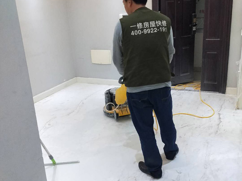 地面石材打磨翻新：用干燥清潔的地拖清理干凈，地面無沙粒、雜質(zhì)。石材表面整體清理完成后，用云石膠對每塊石材上面小的破損點(diǎn)和石材中縫進(jìn)行修補(bǔ)；待云石膠干燥以后，使用打磨機(jī)對整體地面進(jìn)行打磨，整體橫向打磨，重點(diǎn)打磨石材間的嵌縫膠處以及邊緣處，保持整體石材地面平整。完成第一遍的打磨，重新進(jìn)行云石膠嵌縫，嵌縫完成繼續(xù)進(jìn)行第二次打磨，再用石材翻新機(jī)配上鋼金石水磨片由粗到細(xì)，共需完成七次打磨打磨最終地面整體平整、光滑。