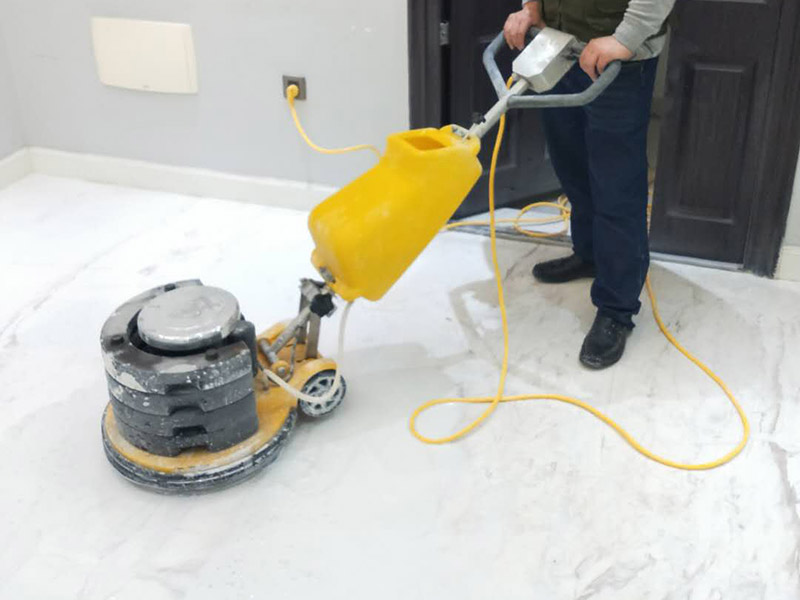 地面石材打磨翻新：用干燥清潔的地拖清理干凈，地面無沙粒、雜質(zhì)。石材表面整體清理完成后，用云石膠對每塊石材上面小的破損點(diǎn)和石材中縫進(jìn)行修補(bǔ)；待云石膠干燥以后，使用打磨機(jī)對整體地面進(jìn)行打磨，整體橫向打磨，重點(diǎn)打磨石材間的嵌縫膠處以及邊緣處，保持整體石材地面平整。完成第一遍的打磨，重新進(jìn)行云石膠嵌縫，嵌縫完成繼續(xù)進(jìn)行第二次打磨，再用石材翻新機(jī)配上鋼金石水磨片由粗到細(xì)，共需完成七次打磨打磨最終地面整體平整、光滑。